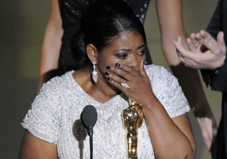 Octavia Spencer se emociona ao receber a estatueta de melhor atriz coadjuvante por seu papel em 'Histórias cruzadas'. (Foto: Mark J. Terrill/AP)