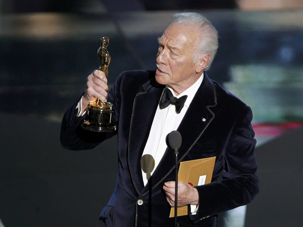 Christopher Plummer discursa após receber o prêmio de ator coadjuvante por 'Toda forma de amor' no Oscar 2012 (Foto: Gary Hershorn/Reuters)