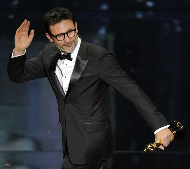 Francês Michel Hazanavicius acena após ganhar estatueta de melhor diretor pelo filme 'O artista'. (Foto: Mark J. Terrill/AP)