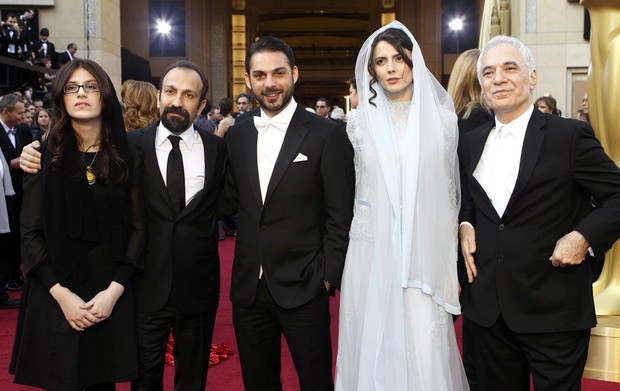 Elenco do filme iraniano 'A separação' se reúne para foto no tapete vermelho. (Foto: Mario Anzuoni/Reuters)