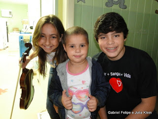 Os atores mirins Gabriel Felipe e Julia Klein visitaram a pediatria do Hemorio